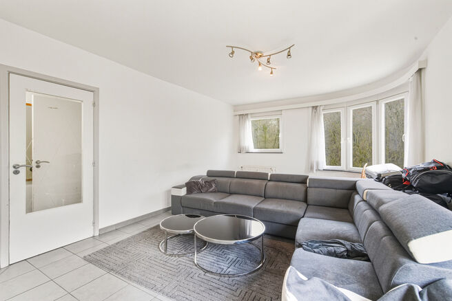 Instapklaar en lichtrijk hoekappartement met 1 slaapkamer, prachtig uitzicht op het Dielegembos, een oostgericht terras en een kelder.
Gelegen in een kleinschalige mede-eigendom met lift, op wandelafstand van winkels, openbaar vervoer en het station.

IND