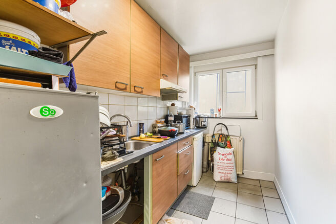 Instapklaar en lichtrijk hoekappartement met 1 slaapkamer, prachtig uitzicht op het Dielegembos, een oostgericht terras en een kelder.
Gelegen in een kleinschalige mede-eigendom met lift, op wandelafstand van winkels, openbaar vervoer en het station.

IND