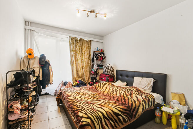 Instapklaar en lichtrijk hoekappartement met 1 slaapkamer, prachtig uitzicht op het Dielegembos, een oostgericht terras en een kelder.
Gelegen in een kleinschalige mede-eigendom met lift, op wandelafstand van winkels, openbaar vervoer en het station.

IND