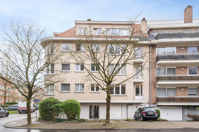 Instapklaar en lichtrijk hoekappartement met 1 slaapkamer, prachtig uitzicht op het Dielegembos, een oostgericht terras en een kelder.
Gelegen in een kleinschalige mede-eigendom met lift, op wandelafstand van winkels, openbaar vervoer en het station.

IND