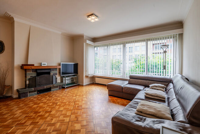 Dit lichtrijke appartement met 3 slaapkamers, een kelder en een mooi overdekt terras met uitzicht op de Brusselse skyline bevindt zich op de derde verdieping van een verzorgd appartementsgebouw, vlak bij de historische Basiliek van Koekelberg en het Elisa