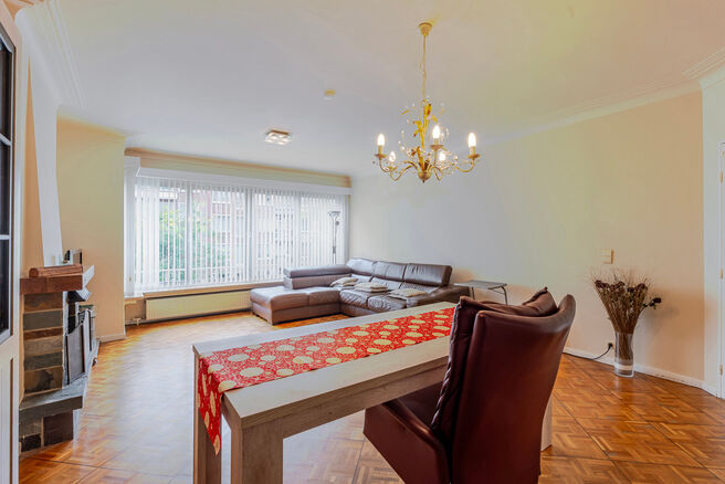 Dit lichtrijke appartement met 3 slaapkamers, een kelder en een mooi overdekt terras met uitzicht op de Brusselse skyline bevindt zich op de derde verdieping van een verzorgd appartementsgebouw, vlak bij de historische Basiliek van Koekelberg en het Elisa