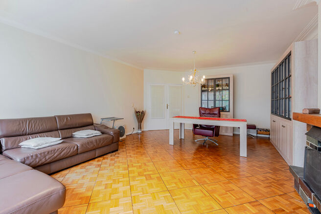 Dit lichtrijke appartement met 3 slaapkamers, een kelder en een mooi overdekt terras met uitzicht op de Brusselse skyline bevindt zich op de derde verdieping van een verzorgd appartementsgebouw, vlak bij de historische Basiliek van Koekelberg en het Elisa