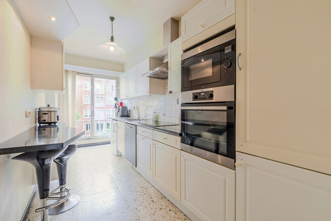Dit lichtrijke appartement met 3 slaapkamers, een kelder en een mooi overdekt terras met uitzicht op de Brusselse skyline bevindt zich op de derde verdieping van een verzorgd appartementsgebouw, vlak bij de historische Basiliek van Koekelberg en het Elisa