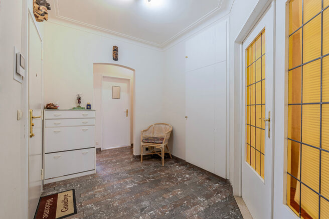 Dit lichtrijke appartement met 3 slaapkamers, een kelder en een mooi overdekt terras met uitzicht op de Brusselse skyline bevindt zich op de derde verdieping van een verzorgd appartementsgebouw, vlak bij de historische Basiliek van Koekelberg en het Elisa