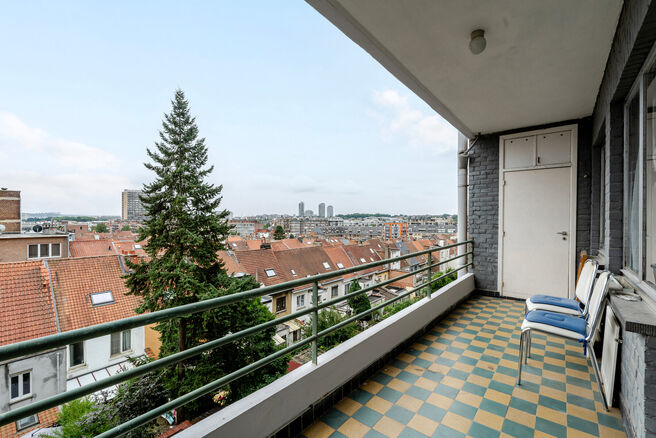 Dit lichtrijke appartement met 3 slaapkamers, een kelder en een mooi overdekt terras met uitzicht op de Brusselse skyline bevindt zich op de derde verdieping van een verzorgd appartementsgebouw, vlak bij de historische Basiliek van Koekelberg en het Elisa