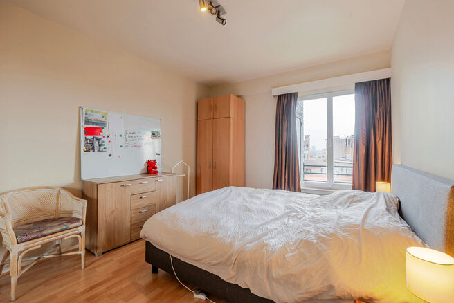 Dit lichtrijke appartement met 3 slaapkamers, een kelder en een mooi overdekt terras met uitzicht op de Brusselse skyline bevindt zich op de derde verdieping van een verzorgd appartementsgebouw, vlak bij de historische Basiliek van Koekelberg en het Elisa