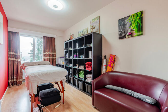 Dit lichtrijke appartement met 3 slaapkamers, een kelder en een mooi overdekt terras met uitzicht op de Brusselse skyline bevindt zich op de derde verdieping van een verzorgd appartementsgebouw, vlak bij de historische Basiliek van Koekelberg en het Elisa