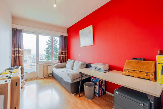 Dit lichtrijke appartement met 3 slaapkamers, een kelder en een mooi overdekt terras met uitzicht op de Brusselse skyline bevindt zich op de derde verdieping van een verzorgd appartementsgebouw, vlak bij de historische Basiliek van Koekelberg en het Elisa