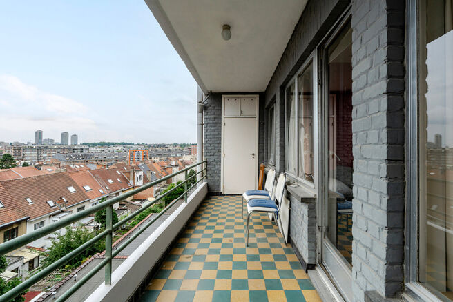 Dit lichtrijke appartement met 3 slaapkamers, een kelder en een mooi overdekt terras met uitzicht op de Brusselse skyline bevindt zich op de derde verdieping van een verzorgd appartementsgebouw, vlak bij de historische Basiliek van Koekelberg en het Elisa