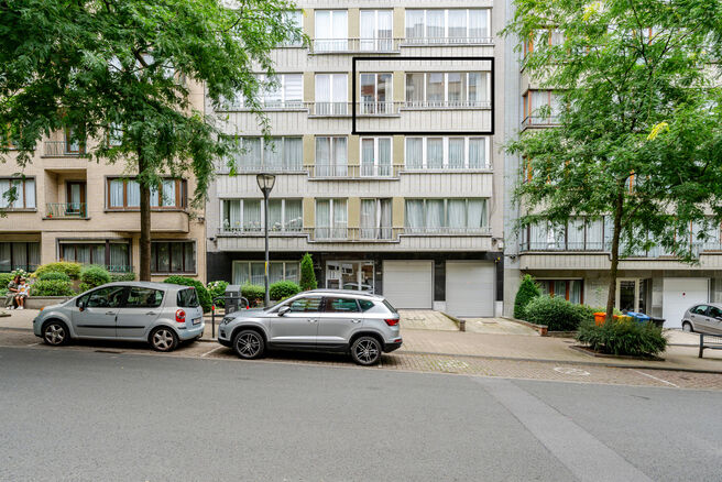 Dit lichtrijke appartement met 3 slaapkamers, een kelder en een mooi overdekt terras met uitzicht op de Brusselse skyline bevindt zich op de derde verdieping van een verzorgd appartementsgebouw, vlak bij de historische Basiliek van Koekelberg en het Elisa