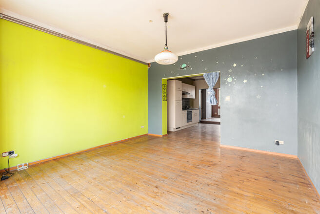 Dit appartement is uitstekend gelegen op de 2de verdieping van een kleinschalig appartementsgebouw, op een boogscheut van de Basiliek van Koekelberg en het Elisabethpark.
Technisch is het appartement in orde: Het beschikt over een eigen gasketel, een guns