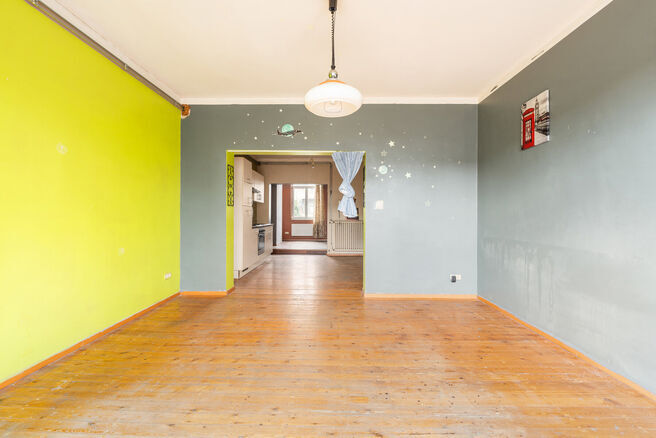 Dit appartement is uitstekend gelegen op de 2de verdieping van een kleinschalig appartementsgebouw, op een boogscheut van de Basiliek van Koekelberg en het Elisabethpark.
Technisch is het appartement in orde: Het beschikt over een eigen gasketel, een guns