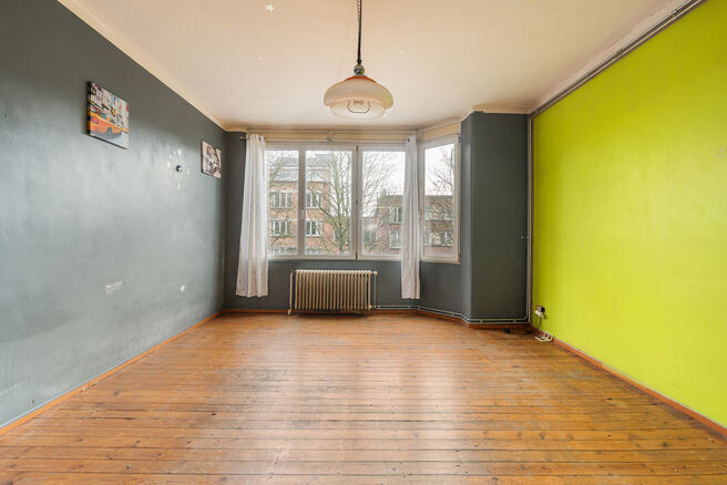 Dit appartement is uitstekend gelegen op de 2de verdieping van een kleinschalig appartementsgebouw, op een boogscheut van de Basiliek van Koekelberg en het Elisabethpark.
Technisch is het appartement in orde: Het beschikt over een eigen gasketel, een guns