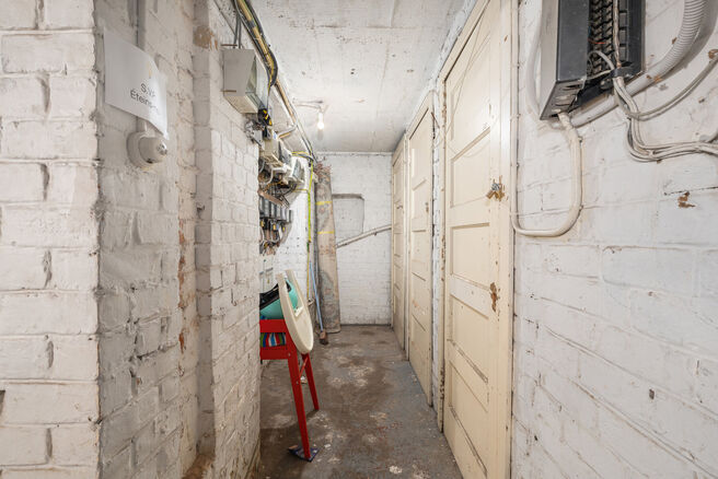 Dit appartement is uitstekend gelegen op de 2de verdieping van een kleinschalig appartementsgebouw, op een boogscheut van de Basiliek van Koekelberg en het Elisabethpark.
Technisch is het appartement in orde: Het beschikt over een eigen gasketel, een guns