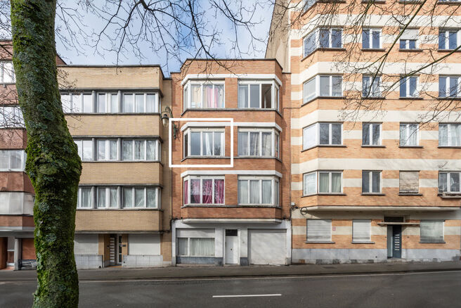 Dit appartement is uitstekend gelegen op de 2de verdieping van een kleinschalig appartementsgebouw, op een boogscheut van de Basiliek van Koekelberg en het Elisabethpark.
Technisch is het appartement in orde: Het beschikt over een eigen gasketel, een guns