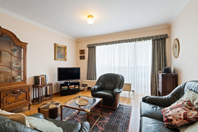 Dit ruime appartement met 2 slaapkamers, 2 terrassen, garagebox en staanplaats is gelegen op de derde verdieping van een goed onderhouden mede-eigendom.

INDELING:
Via de inkomhal bereikt men de lichtrijke woonkamer met aansluitende eetruimte en een apart