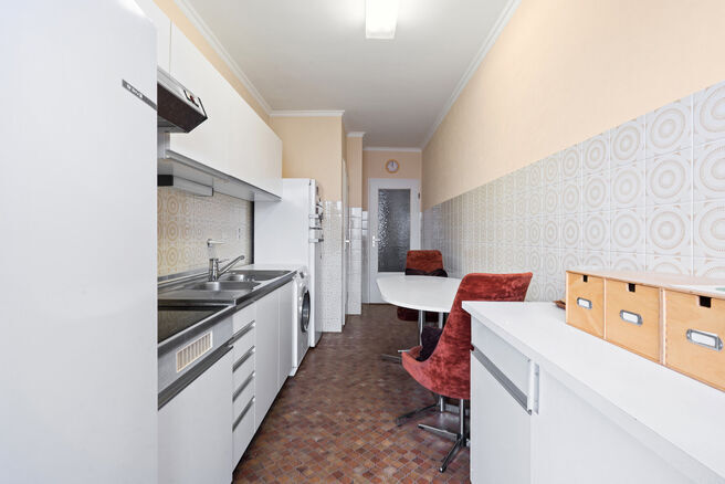 Dit ruime appartement met 2 slaapkamers, 2 terrassen, garagebox en staanplaats is gelegen op de derde verdieping van een goed onderhouden mede-eigendom.

INDELING:
Via de inkomhal bereikt men de lichtrijke woonkamer met aansluitende eetruimte en een apart