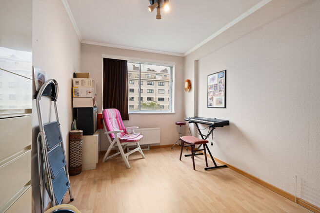 Dit ruime appartement met 2 slaapkamers, 2 terrassen, garagebox en staanplaats is gelegen op de derde verdieping van een goed onderhouden mede-eigendom.

INDELING:
Via de inkomhal bereikt men de lichtrijke woonkamer met aansluitende eetruimte en een apart