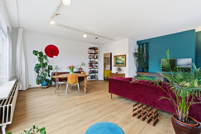 Dit lichtrijke en instapklare hoekappartement met 2 slaapkamers en 1 badkamer bevindt zich op de 3de verdieping van een kleinschalige mede-eigendom. Het appartement is gunstig gelegen nabij het Park van Laken, in een gegeerde en residenti&euml;le wijk, met ee