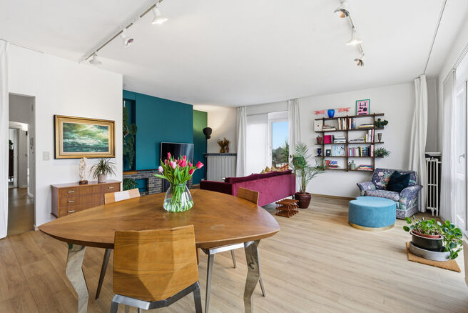 Dit lichtrijke en instapklare hoekappartement met 2 slaapkamers en 1 badkamer bevindt zich op de 3de verdieping van een kleinschalige mede-eigendom. Het appartement is gunstig gelegen nabij het Park van Laken, in een gegeerde en residenti&euml;le wijk, met ee