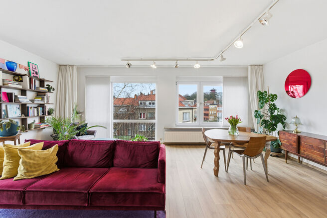 Dit lichtrijke en instapklare hoekappartement met 2 slaapkamers en 1 badkamer bevindt zich op de 3de verdieping van een kleinschalige mede-eigendom. Het appartement is gunstig gelegen nabij het Park van Laken, in een gegeerde en residenti&euml;le wijk, met ee