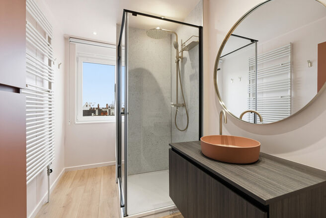 Dit lichtrijke en instapklare hoekappartement met 2 slaapkamers en 1 badkamer bevindt zich op de 3de verdieping van een kleinschalige mede-eigendom. Het appartement is gunstig gelegen nabij het Park van Laken, in een gegeerde en residenti&euml;le wijk, met ee