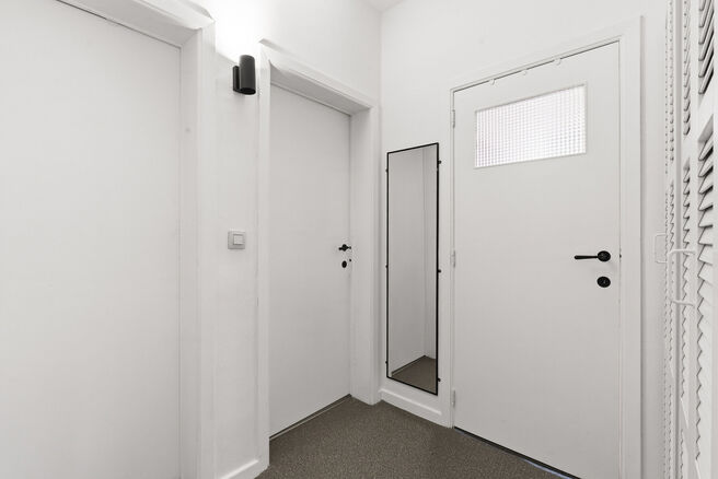 Dit lichtrijke en instapklare hoekappartement met 2 slaapkamers en 1 badkamer bevindt zich op de 3de verdieping van een kleinschalige mede-eigendom. Het appartement is gunstig gelegen nabij het Park van Laken, in een gegeerde en residenti&euml;le wijk, met ee