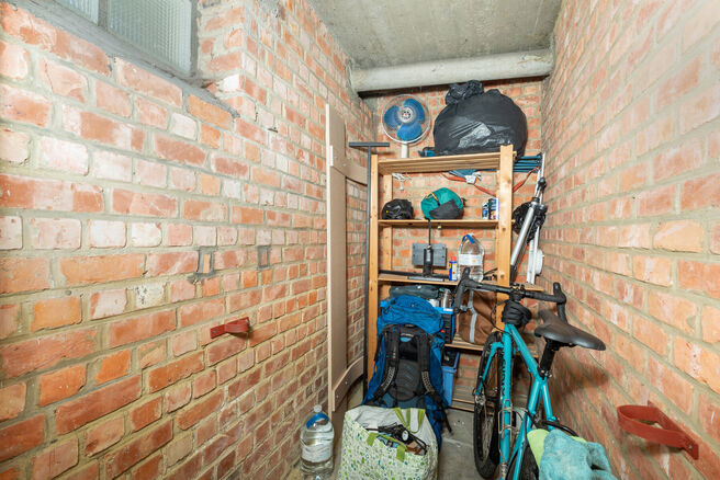 Dit lichtrijke en instapklare hoekappartement met 2 slaapkamers en 1 badkamer bevindt zich op de 3de verdieping van een kleinschalige mede-eigendom. Het appartement is gunstig gelegen nabij het Park van Laken, in een gegeerde en residenti&euml;le wijk, met ee