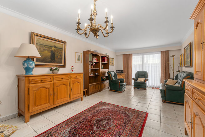 Dit appartement met twee slaapkamers is gelegen op de tweede verdieping van een klassevolle en goed onderhouden mede-eigendom, omgeven door groen en rust. Ondanks de serene ligging bevinden winkels, openbaar vervoer en andere voorzieningen zich op wandela