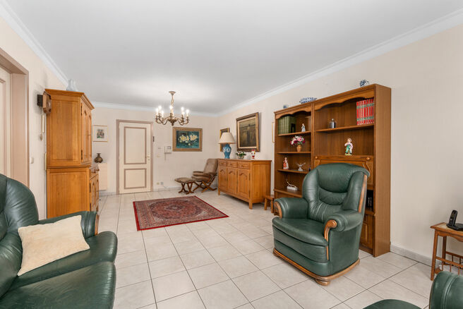 Dit appartement met twee slaapkamers is gelegen op de tweede verdieping van een klassevolle en goed onderhouden mede-eigendom, omgeven door groen en rust. Ondanks de serene ligging bevinden winkels, openbaar vervoer en andere voorzieningen zich op wandela