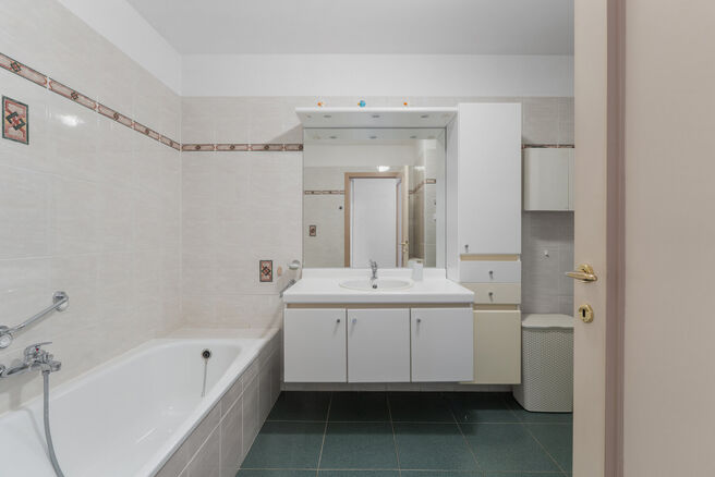 Dit appartement met twee slaapkamers is gelegen op de tweede verdieping van een klassevolle en goed onderhouden mede-eigendom, omgeven door groen en rust. Ondanks de serene ligging bevinden winkels, openbaar vervoer en andere voorzieningen zich op wandela