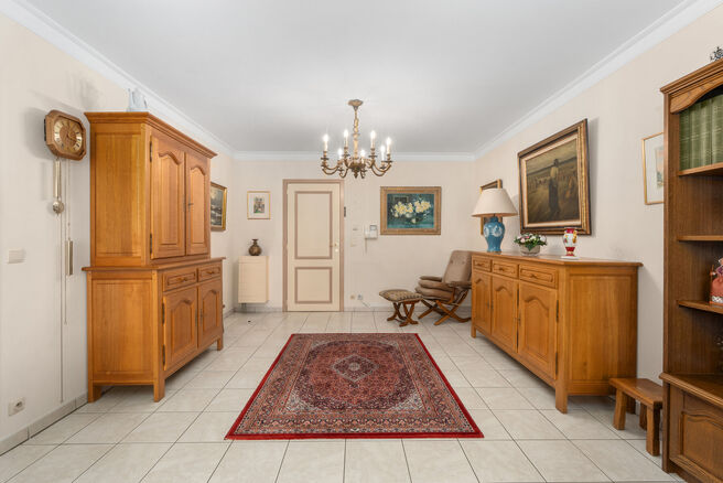 Dit appartement met twee slaapkamers is gelegen op de tweede verdieping van een klassevolle en goed onderhouden mede-eigendom, omgeven door groen en rust. Ondanks de serene ligging bevinden winkels, openbaar vervoer en andere voorzieningen zich op wandela