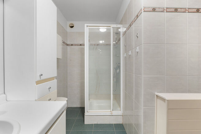 Dit appartement met twee slaapkamers is gelegen op de tweede verdieping van een klassevolle en goed onderhouden mede-eigendom, omgeven door groen en rust. Ondanks de serene ligging bevinden winkels, openbaar vervoer en andere voorzieningen zich op wandela