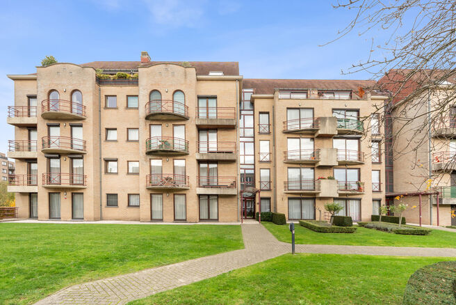 Dit appartement met twee slaapkamers is gelegen op de tweede verdieping van een klassevolle en goed onderhouden mede-eigendom, omgeven door groen en rust. Ondanks de serene ligging bevinden winkels, openbaar vervoer en andere voorzieningen zich op wandela