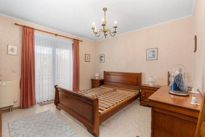 Dit appartement met twee slaapkamers is gelegen op de tweede verdieping van een klassevolle en goed onderhouden mede-eigendom, omgeven door groen en rust. Ondanks de serene ligging bevinden winkels, openbaar vervoer en andere voorzieningen zich op wandela