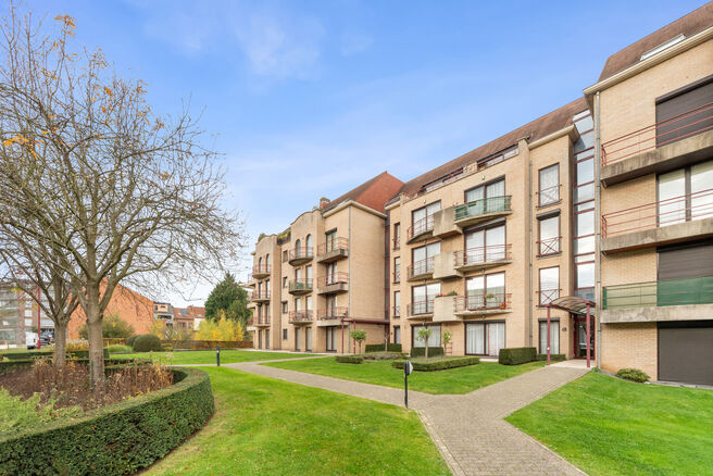 Dit appartement met twee slaapkamers is gelegen op de tweede verdieping van een klassevolle en goed onderhouden mede-eigendom, omgeven door groen en rust. Ondanks de serene ligging bevinden winkels, openbaar vervoer en andere voorzieningen zich op wandela