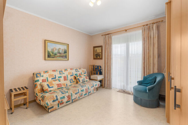 Dit appartement met twee slaapkamers is gelegen op de tweede verdieping van een klassevolle en goed onderhouden mede-eigendom, omgeven door groen en rust. Ondanks de serene ligging bevinden winkels, openbaar vervoer en andere voorzieningen zich op wandela