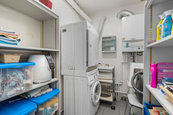 Dit appartement met twee slaapkamers is gelegen op de tweede verdieping van een klassevolle en goed onderhouden mede-eigendom, omgeven door groen en rust. Ondanks de serene ligging bevinden winkels, openbaar vervoer en andere voorzieningen zich op wandela