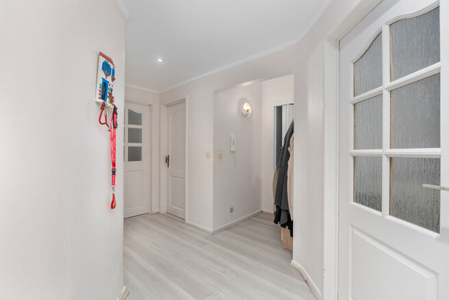 Dit volledig instapklare en smaakvol gerenoveerde appartement met twee slaapkamers bevindt zich op de
tweede verdieping van een verzorgd gebouw, op een uiterst gunstige locatie op wandelafstand van Tour & Taxis en de levendige Kanaalwijk.
De buurt is de v