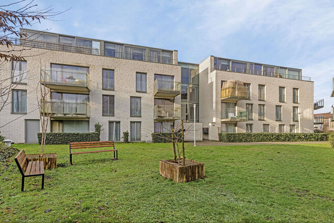 Dit uitstekend gelegen hoekappartement met twee slaapkamers, twee badkamers en twee zuidgerichte terrassen is gelegen in een groene en rustige omgeving, achteraan in een goed beheerde residentie en op afstand van de straat. Dankzij de hoekligging geniet h