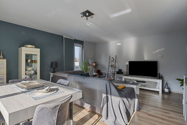 Dit uitstekend gelegen hoekappartement met twee slaapkamers, twee badkamers en twee zuidgerichte terrassen is gelegen in een groene en rustige omgeving, achteraan in een goed beheerde residentie en op afstand van de straat. Dankzij de hoekligging geniet h