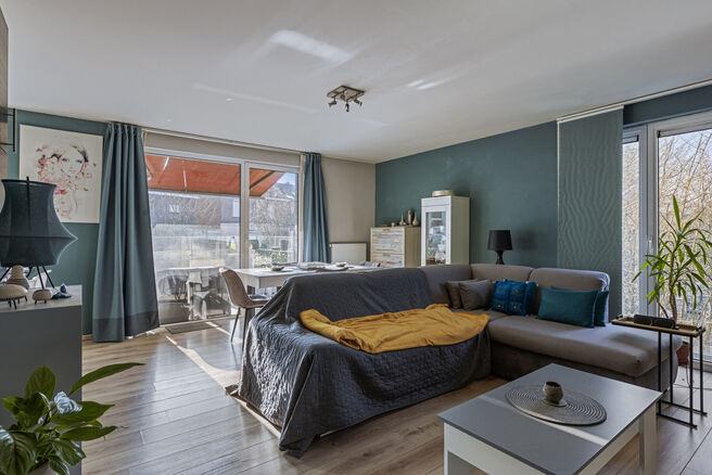 Dit uitstekend gelegen hoekappartement met twee slaapkamers, twee badkamers en twee zuidgerichte terrassen is gelegen in een groene en rustige omgeving, achteraan in een goed beheerde residentie en op afstand van de straat. Dankzij de hoekligging geniet h