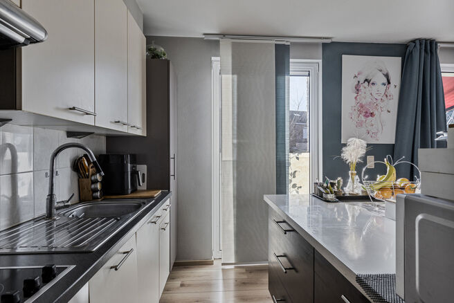 Dit uitstekend gelegen hoekappartement met twee slaapkamers, twee badkamers en twee zuidgerichte terrassen is gelegen in een groene en rustige omgeving, achteraan in een goed beheerde residentie en op afstand van de straat. Dankzij de hoekligging geniet h