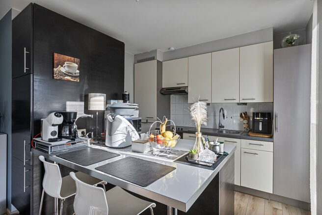 Dit uitstekend gelegen hoekappartement met twee slaapkamers, twee badkamers en twee zuidgerichte terrassen is gelegen in een groene en rustige omgeving, achteraan in een goed beheerde residentie en op afstand van de straat. Dankzij de hoekligging geniet h