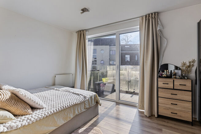 Dit uitstekend gelegen hoekappartement met twee slaapkamers, twee badkamers en twee zuidgerichte terrassen is gelegen in een groene en rustige omgeving, achteraan in een goed beheerde residentie en op afstand van de straat. Dankzij de hoekligging geniet h