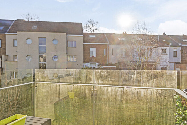 Dit uitstekend gelegen hoekappartement met twee slaapkamers, twee badkamers en twee zuidgerichte terrassen is gelegen in een groene en rustige omgeving, achteraan in een goed beheerde residentie en op afstand van de straat. Dankzij de hoekligging geniet h