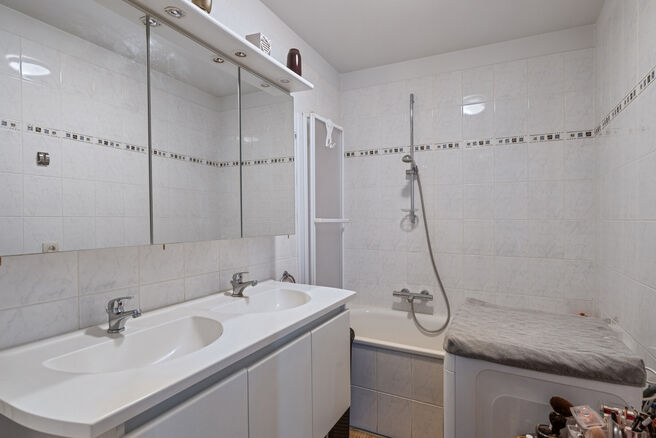 Dit uitstekend gelegen hoekappartement met twee slaapkamers, twee badkamers en twee zuidgerichte terrassen is gelegen in een groene en rustige omgeving, achteraan in een goed beheerde residentie en op afstand van de straat. Dankzij de hoekligging geniet h