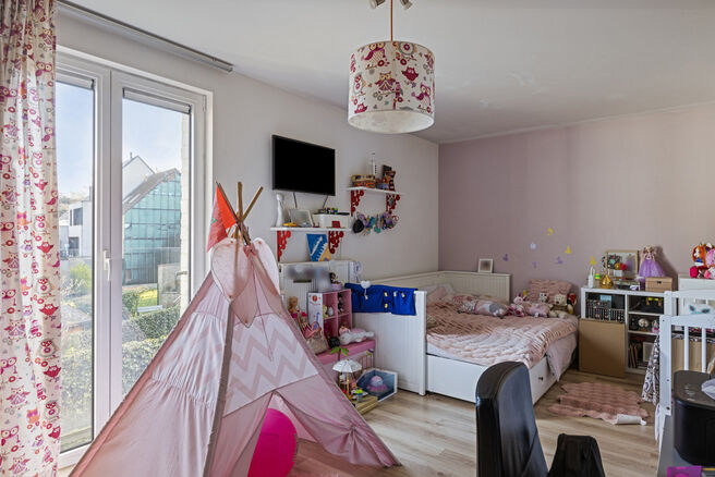 Dit uitstekend gelegen hoekappartement met twee slaapkamers, twee badkamers en twee zuidgerichte terrassen is gelegen in een groene en rustige omgeving, achteraan in een goed beheerde residentie en op afstand van de straat. Dankzij de hoekligging geniet h