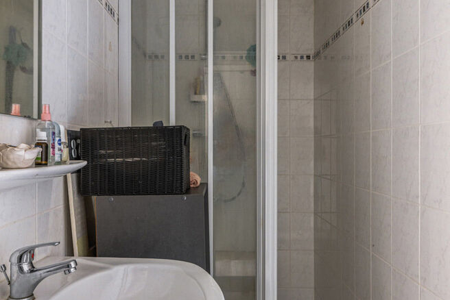 Dit uitstekend gelegen hoekappartement met twee slaapkamers, twee badkamers en twee zuidgerichte terrassen is gelegen in een groene en rustige omgeving, achteraan in een goed beheerde residentie en op afstand van de straat. Dankzij de hoekligging geniet h